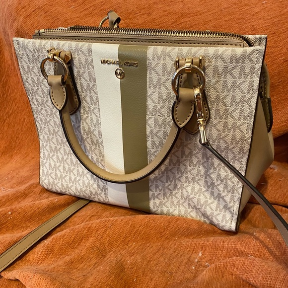 Michael Kors purse. Authentic. - Picture 2 of 4